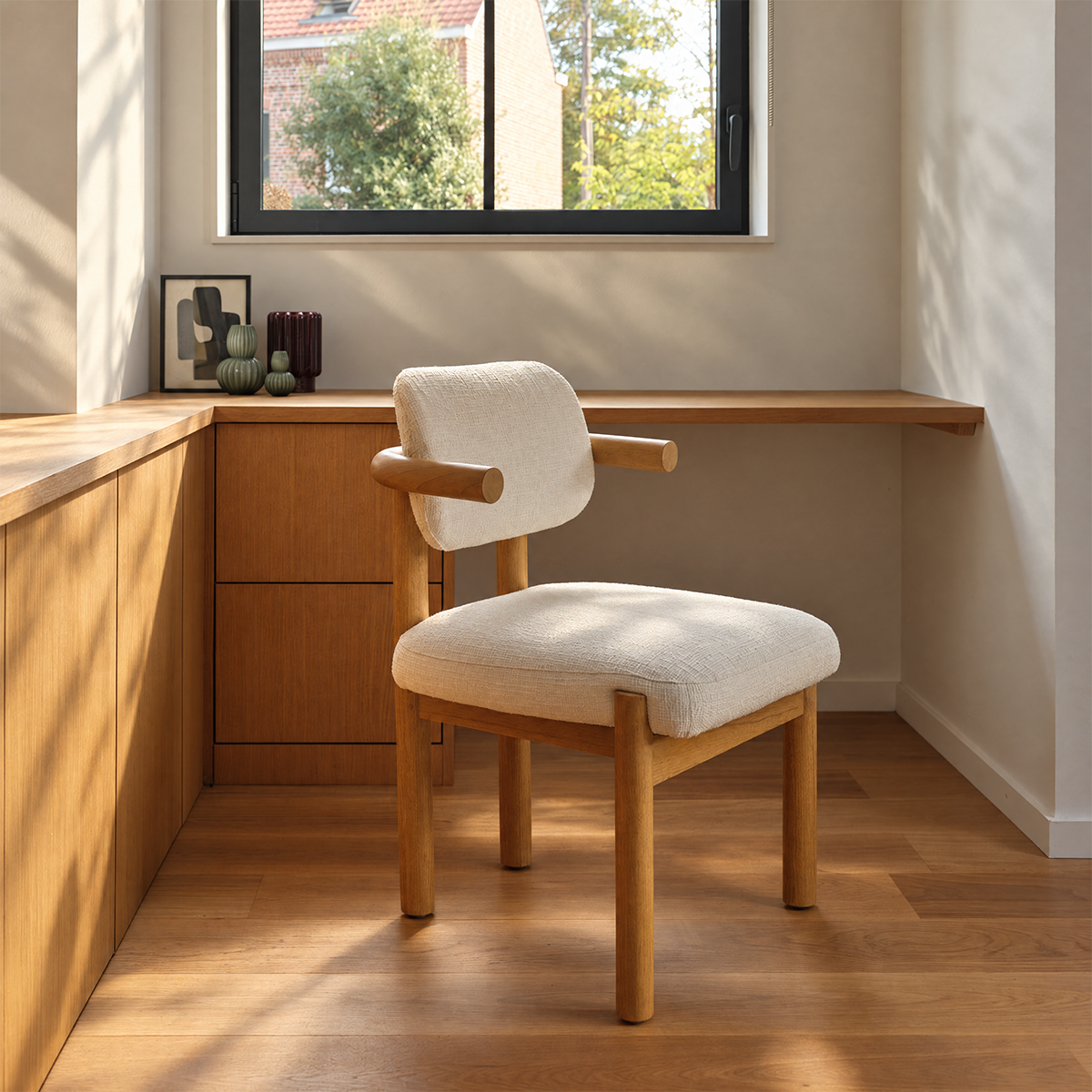 NEO - Silla de madera maciza de mindi natural y tela texturizada de color crudo