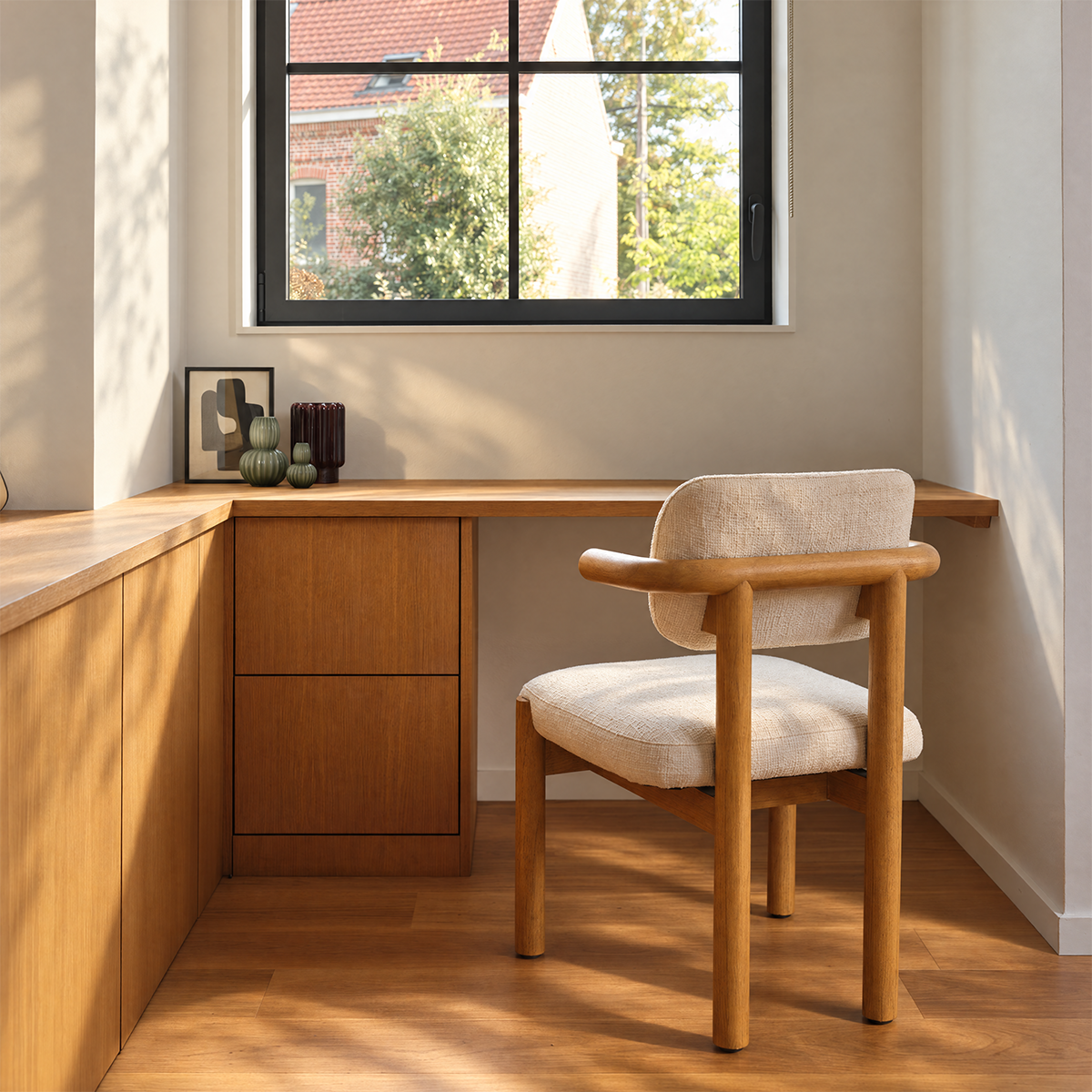 NEO - Silla de madera maciza de mindi natural y tela texturizada de color crudo