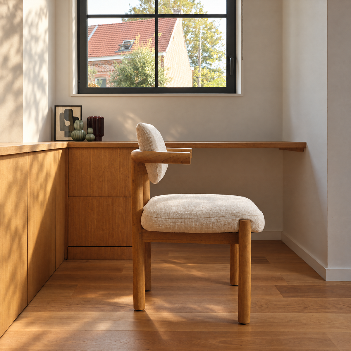 NEO - Silla de madera maciza de mindi natural y tela texturizada de color crudo