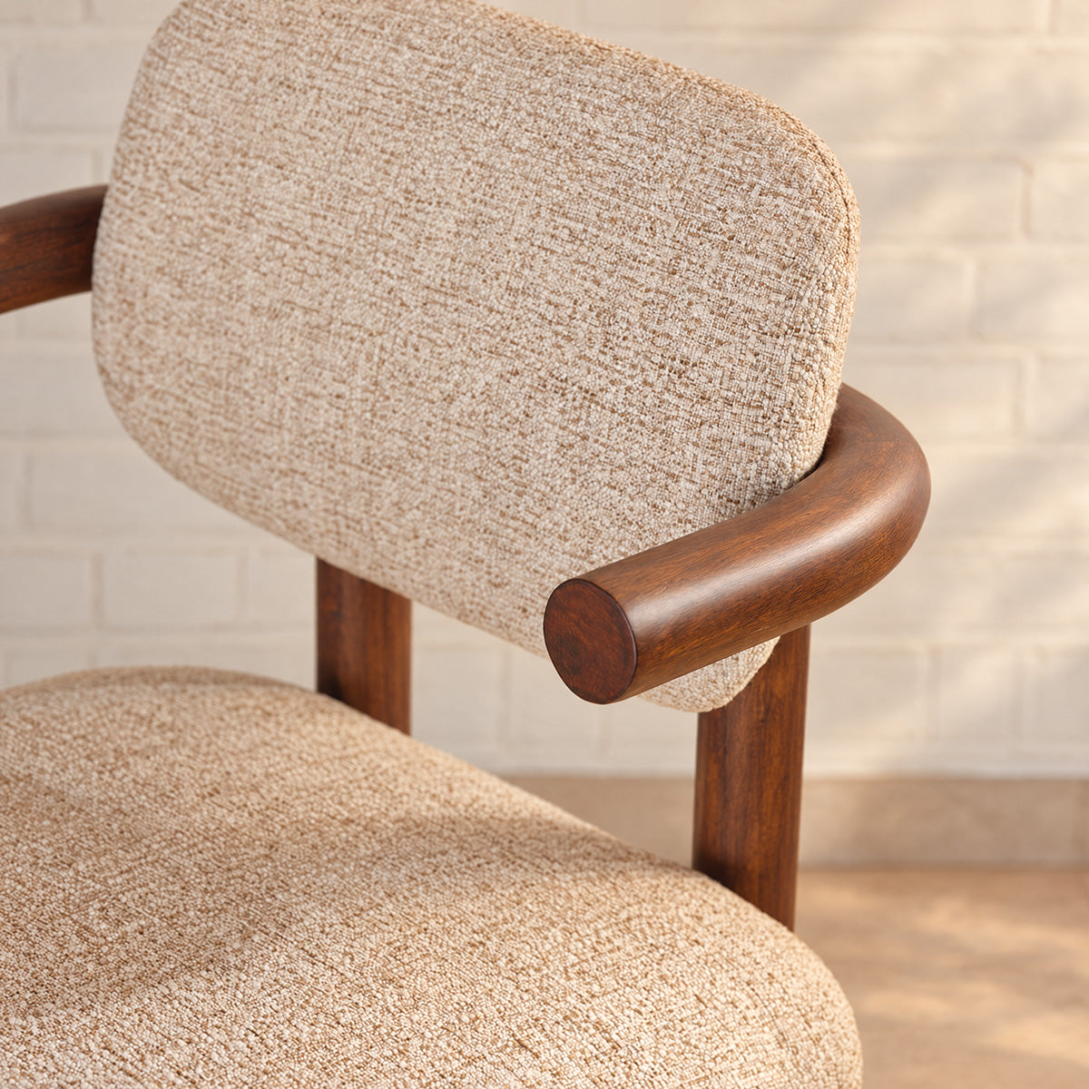 NEO - Juego de 2 sillas de madera maciza de mindi y tela texturizada en beige jaspeado