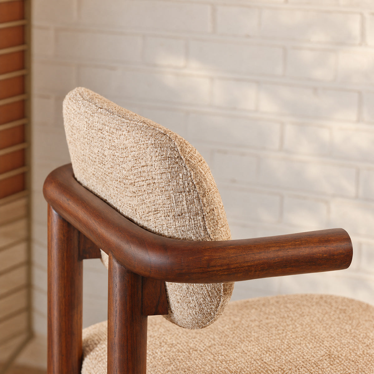 NEO - Juego de 2 sillas de madera maciza de mindi y tela texturizada en beige jaspeado