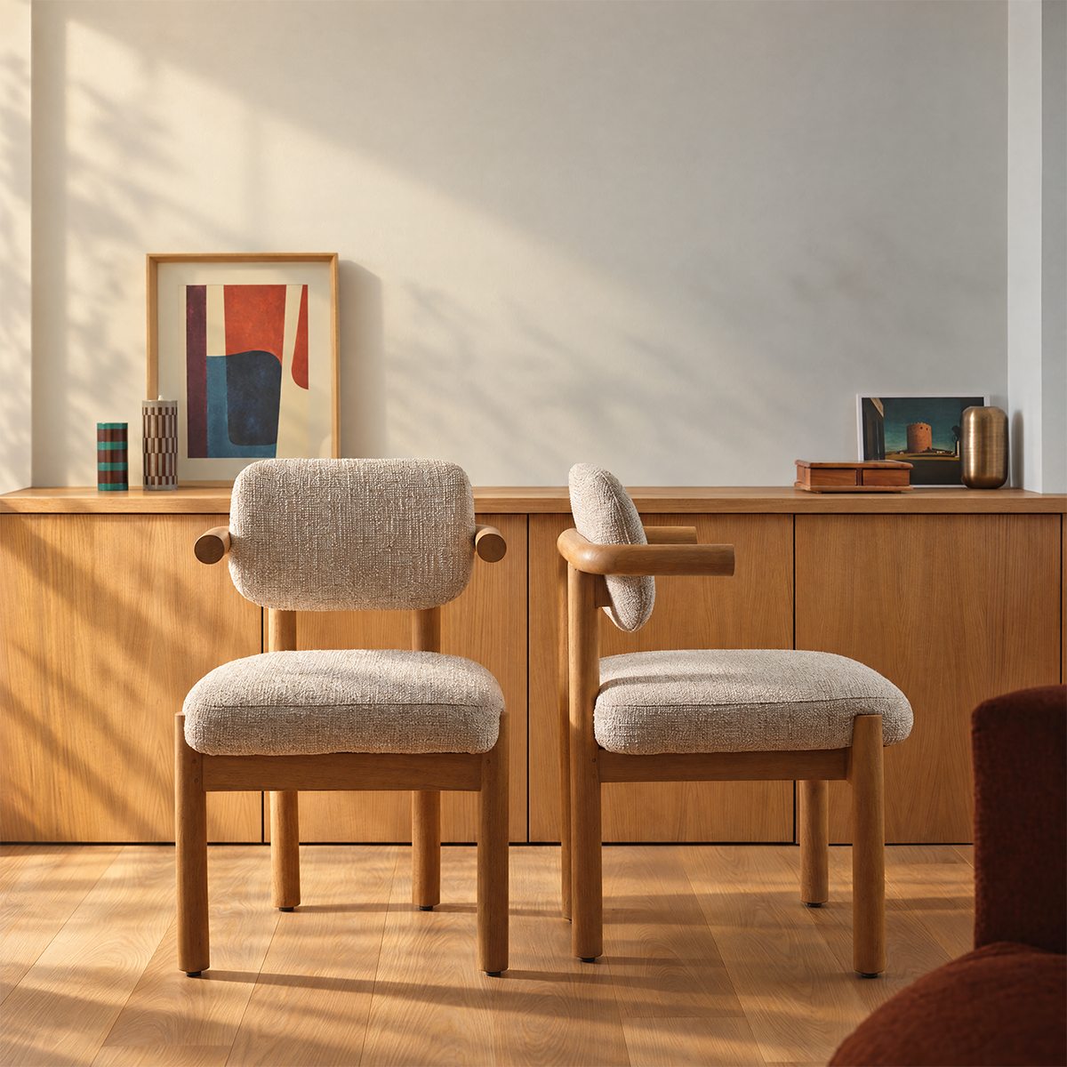 NEO - Juego de 2 sillas de madera maciza de mindi natural y tela beige jaspeada