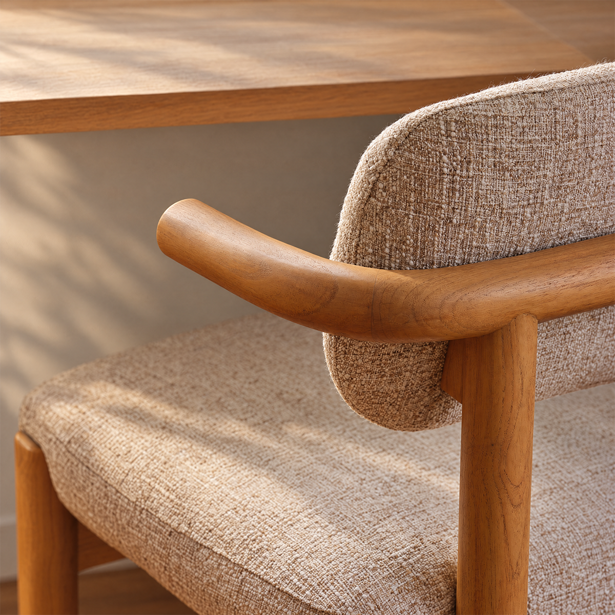 NEO - Juego de 2 sillas de madera maciza de mindi natural y tela beige jaspeada