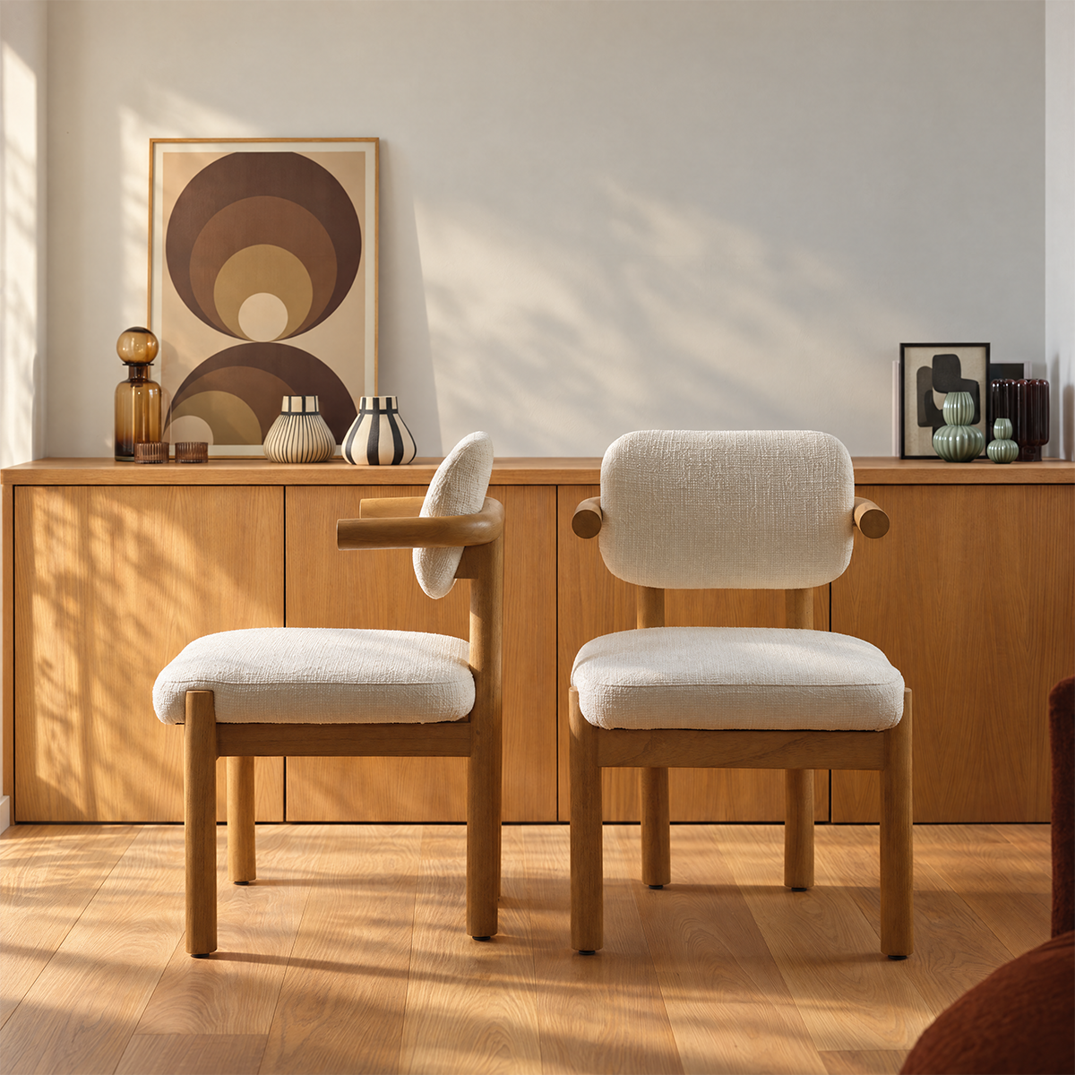 NEO - Juego de 2 sillas de madera maciza de mindi natural y tela texturizada de color crudo