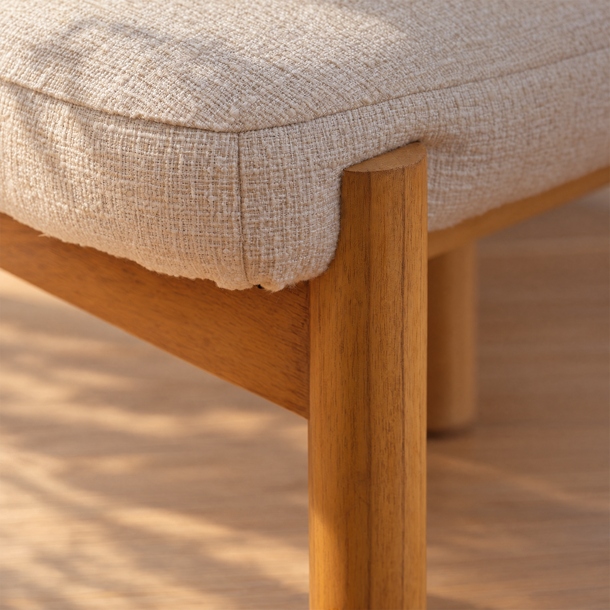 NEO - Juego de 2 sillas de madera maciza de mindi natural y tela texturizada de color crudo