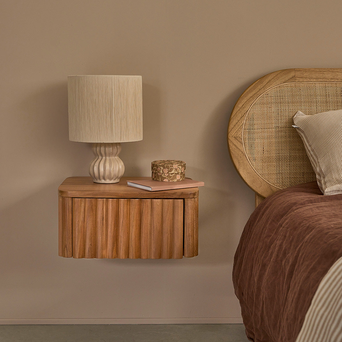 BELIZE - Mesita de noche suspendida de madera de teca 45 cm