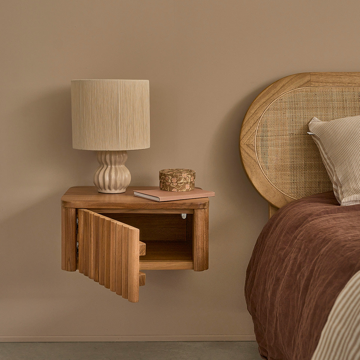 BELIZE - Mesita de noche suspendida de madera de teca 45 cm