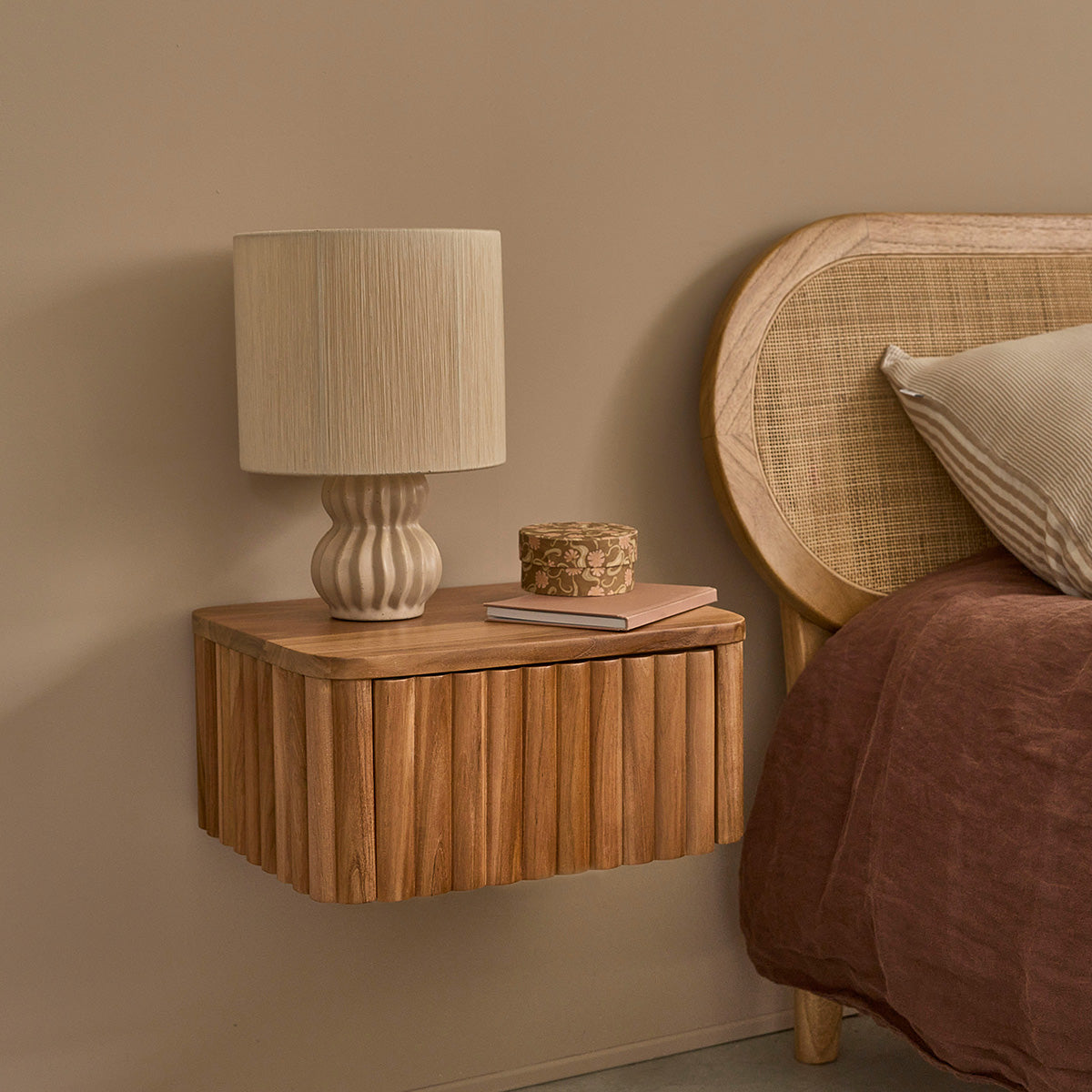 BELIZE - Mesita de noche suspendida de madera de teca 45 cm