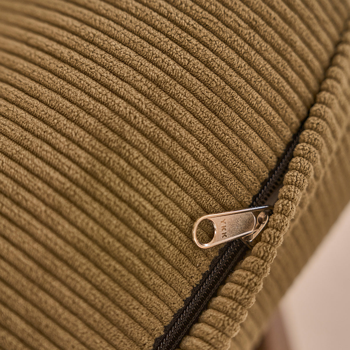 ACHILLE - Sillón de mindi macizo oscuro y terciopelo acanalado verde