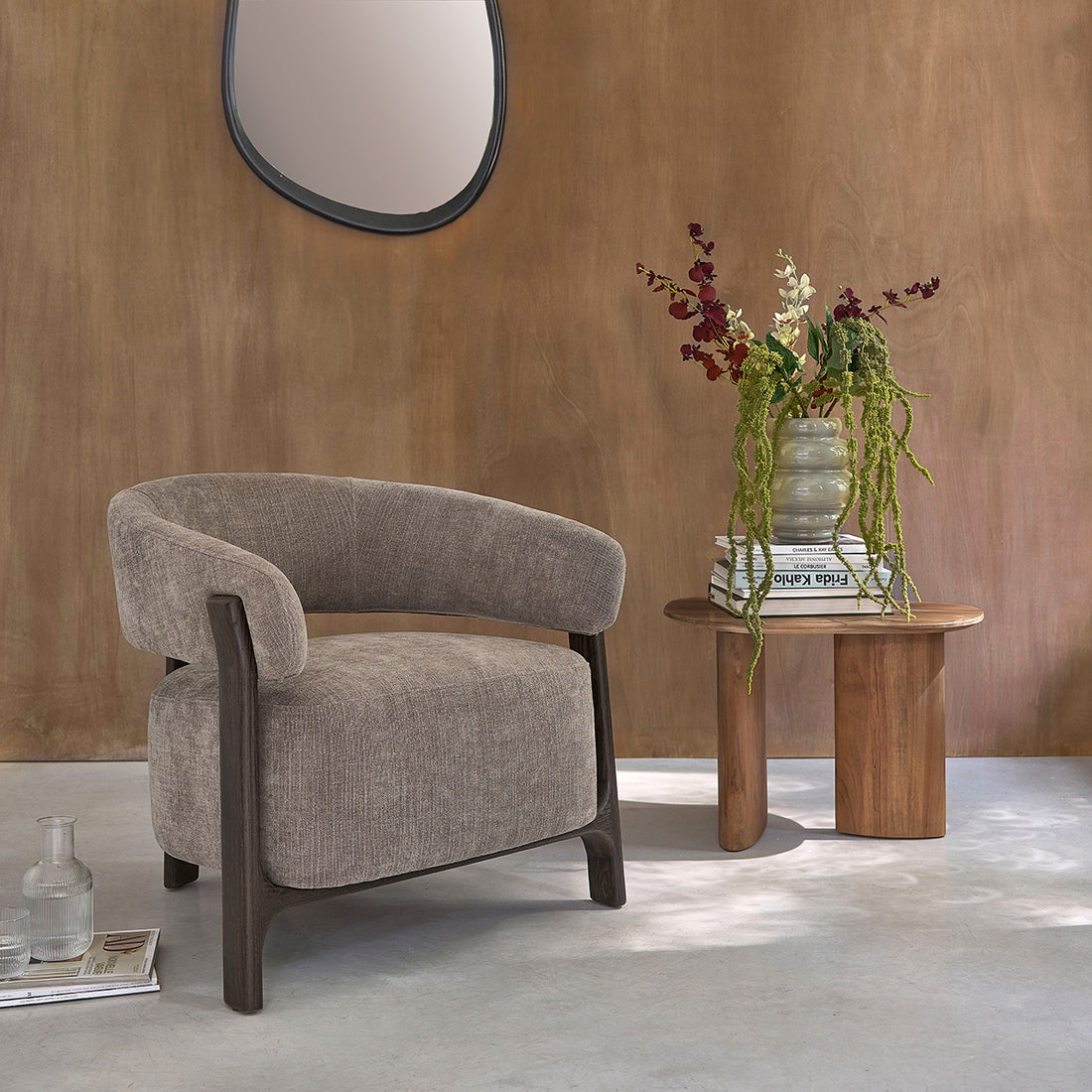 Sillón de madera maciza con acabado en nogal y terciopelo beige