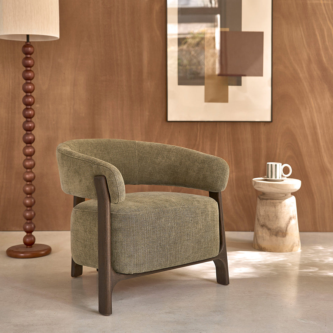 Sillón de madera maciza con acabado en nogal y terciopelo caqui