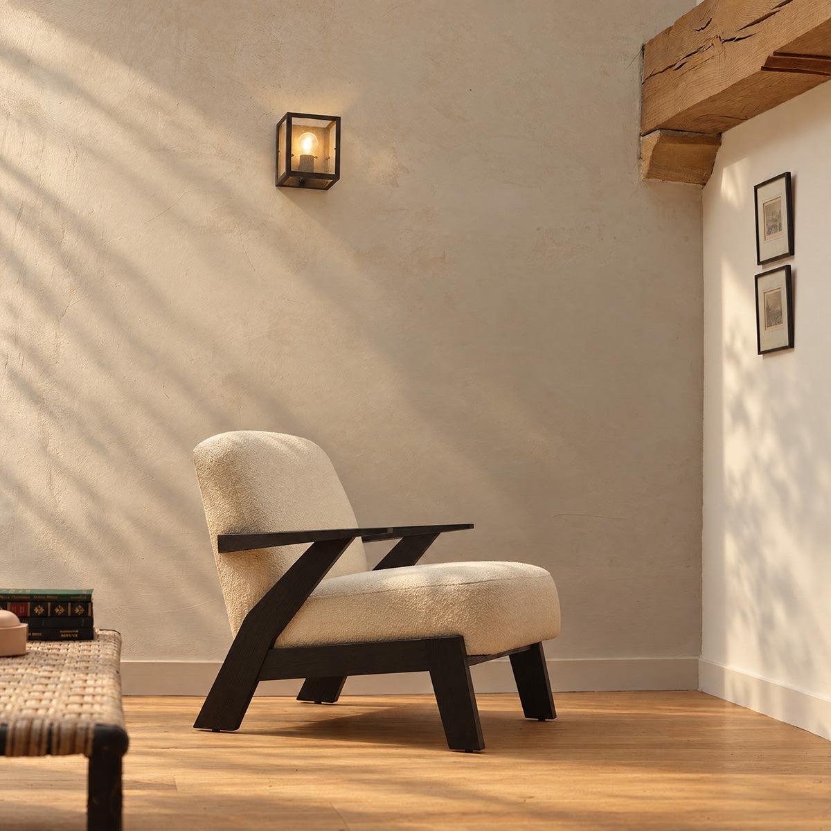 ZOLA - Sillón de madera maciza de mindi negra y tela bouclé color crema