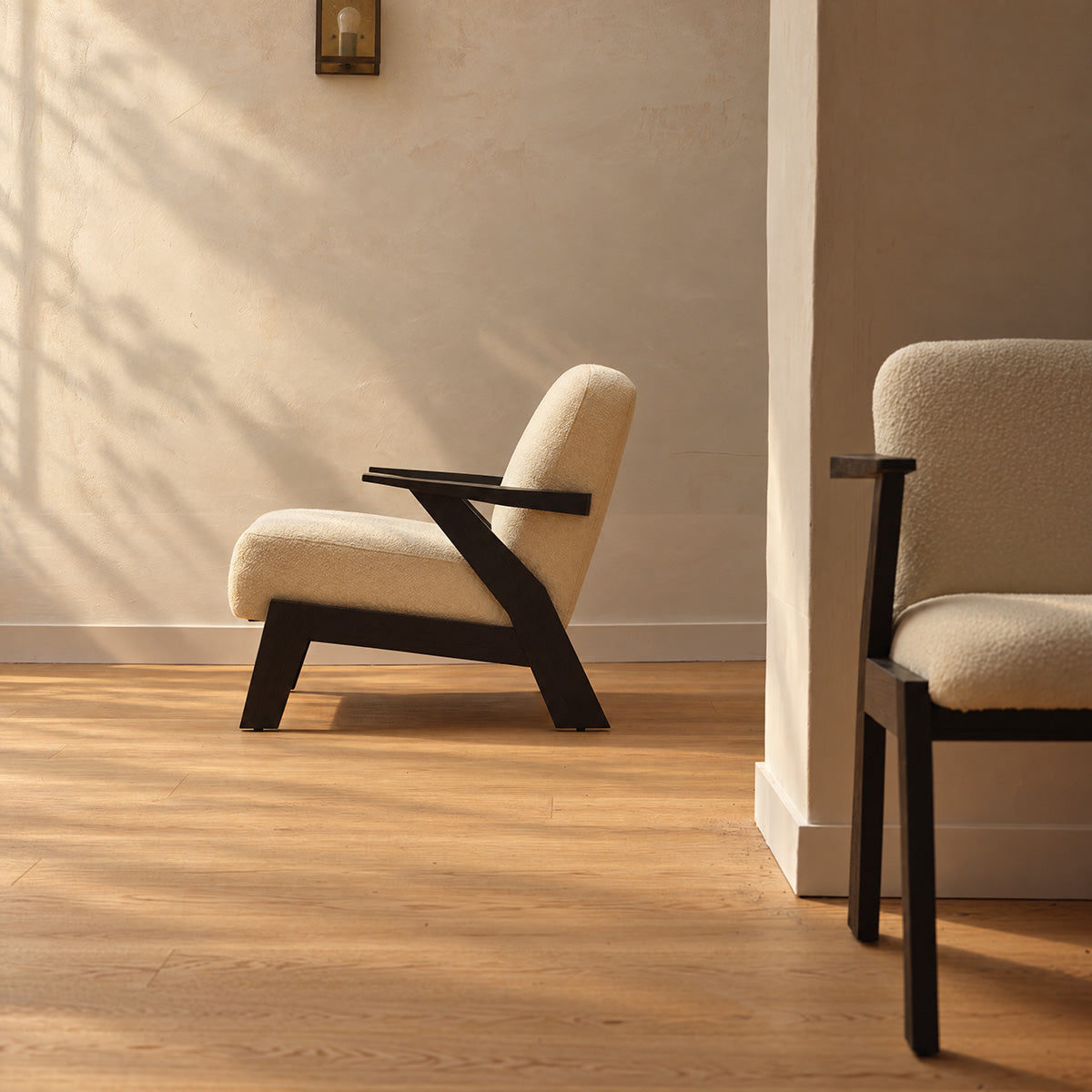ZOLA - Sillón de madera maciza de mindi negra y tela bouclé color crema