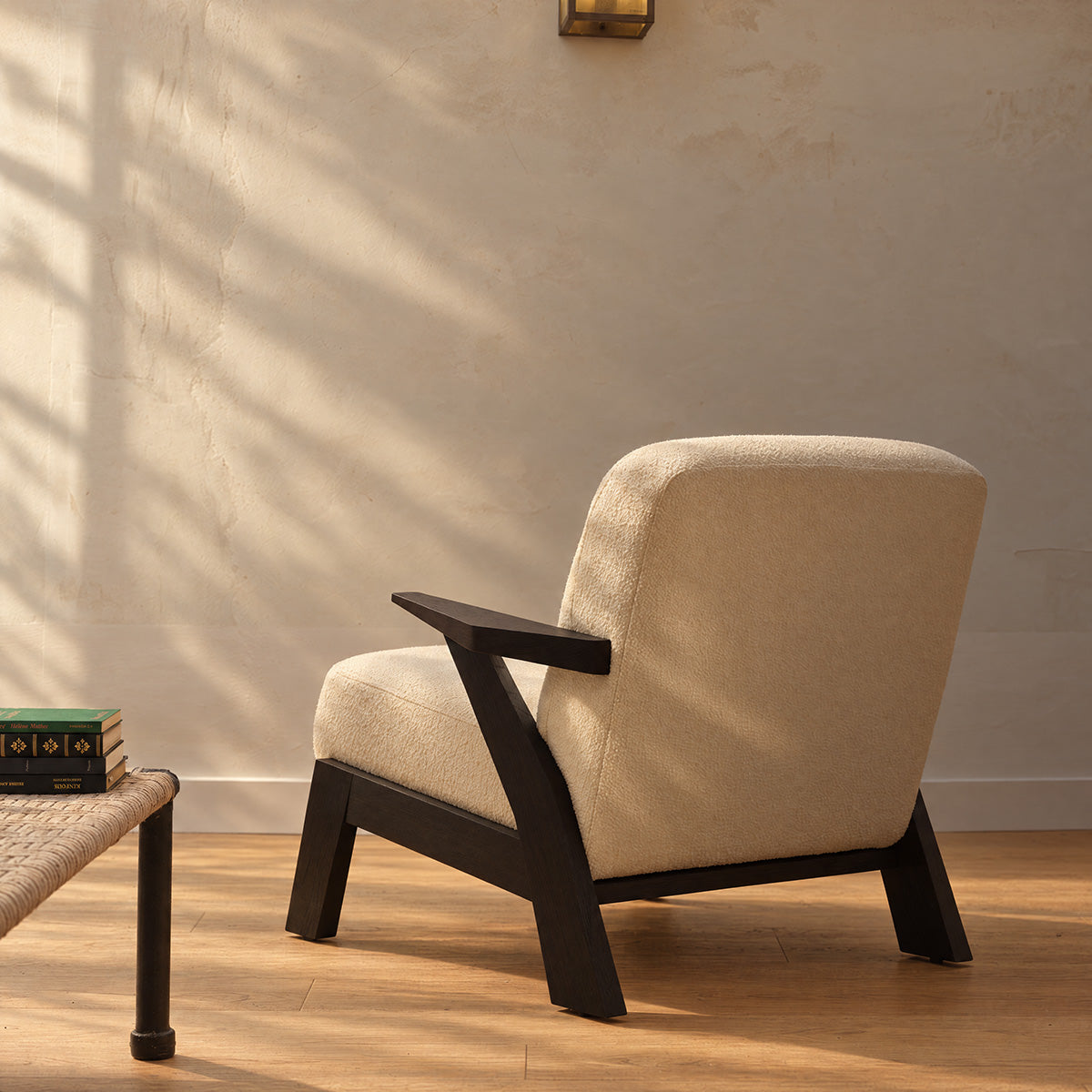 ZOLA - Sillón de madera maciza de mindi negra y tela bouclé color crema