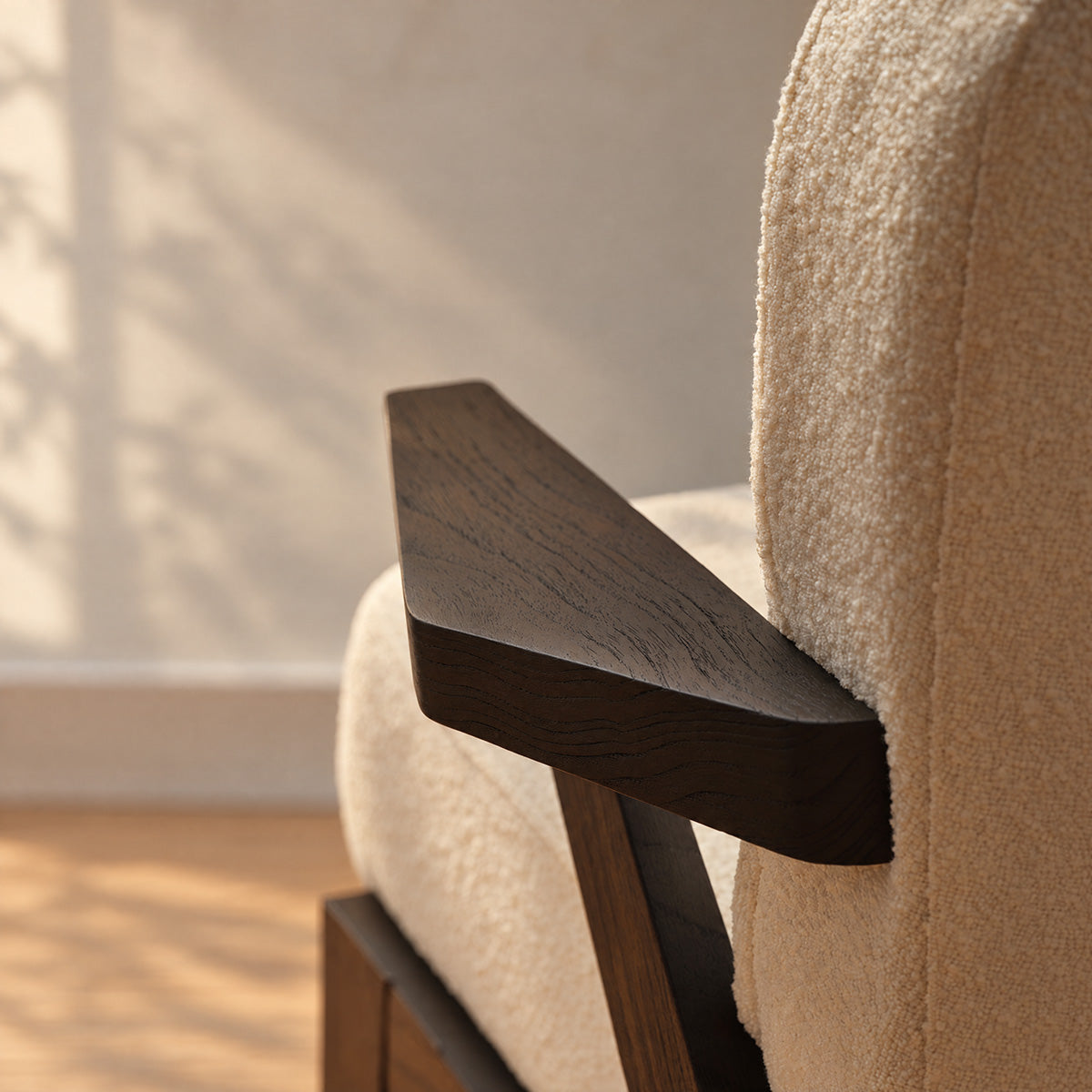 ZOLA - Sillón de madera maciza de mindi negra y tela bouclé color crema