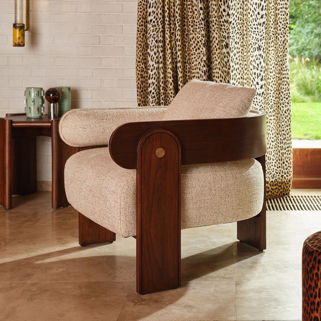 ARCHIBALD - Sillón de madera maciza de mindi y tejido bouclé crudo