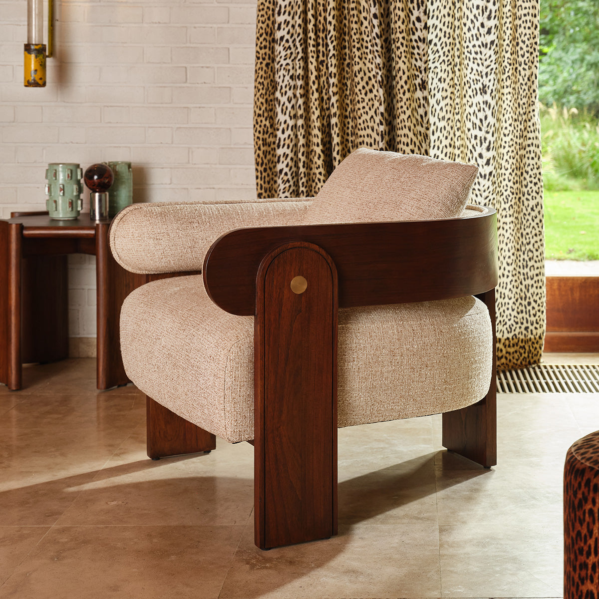 ARCHIBALD - Sillón de madera maciza de mindi y tejido bouclé crudo