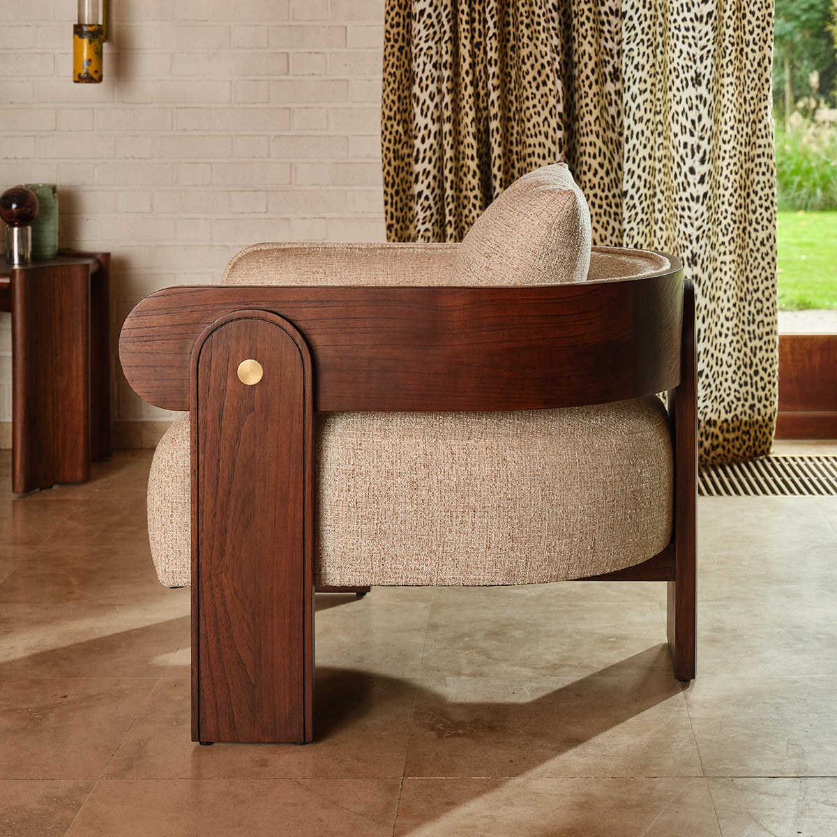 ARCHIBALD - Sillón de madera maciza de mindi y tejido bouclé crudo