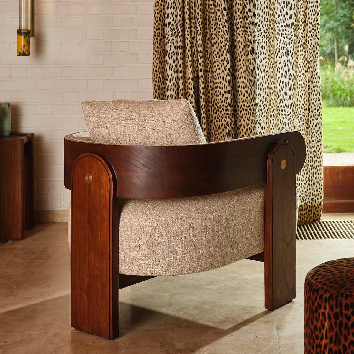 ARCHIBALD - Sillón de madera maciza de mindi y tejido bouclé crudo