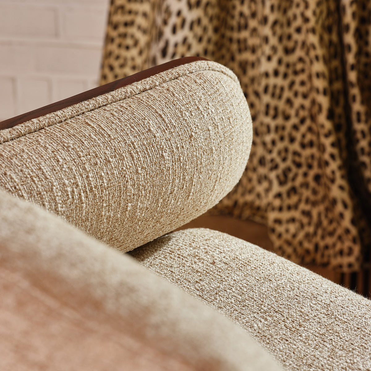 ARCHIBALD - Sillón de madera maciza de mindi y tejido bouclé crudo