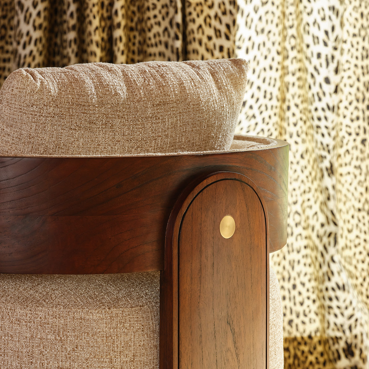 ARCHIBALD - Sillón de madera maciza de mindi y tejido bouclé crudo
