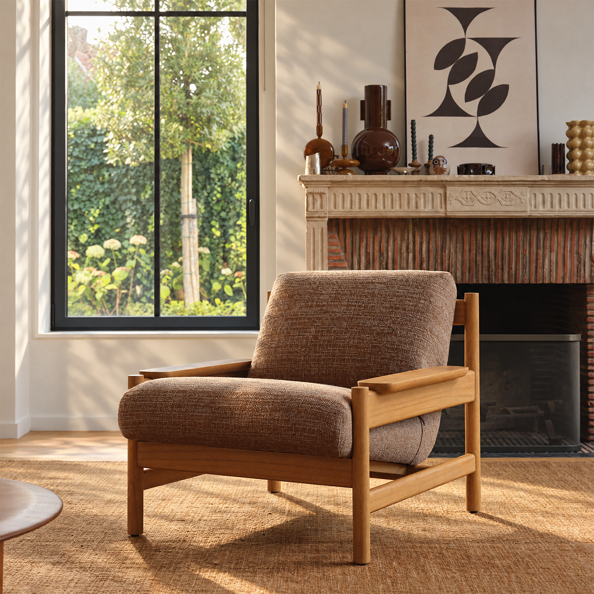 MARCEL - Sillón de madera maciza de mindi natural y tejido texturizado color capuchino