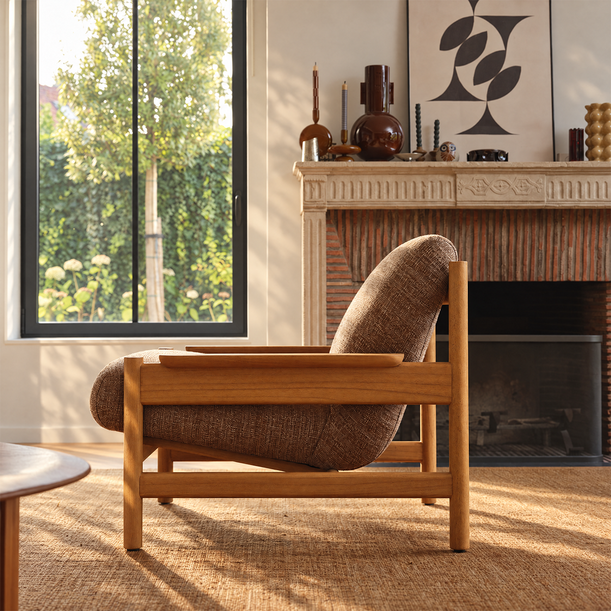 MARCEL - Sillón de madera maciza de mindi natural y tejido texturizado color capuchino