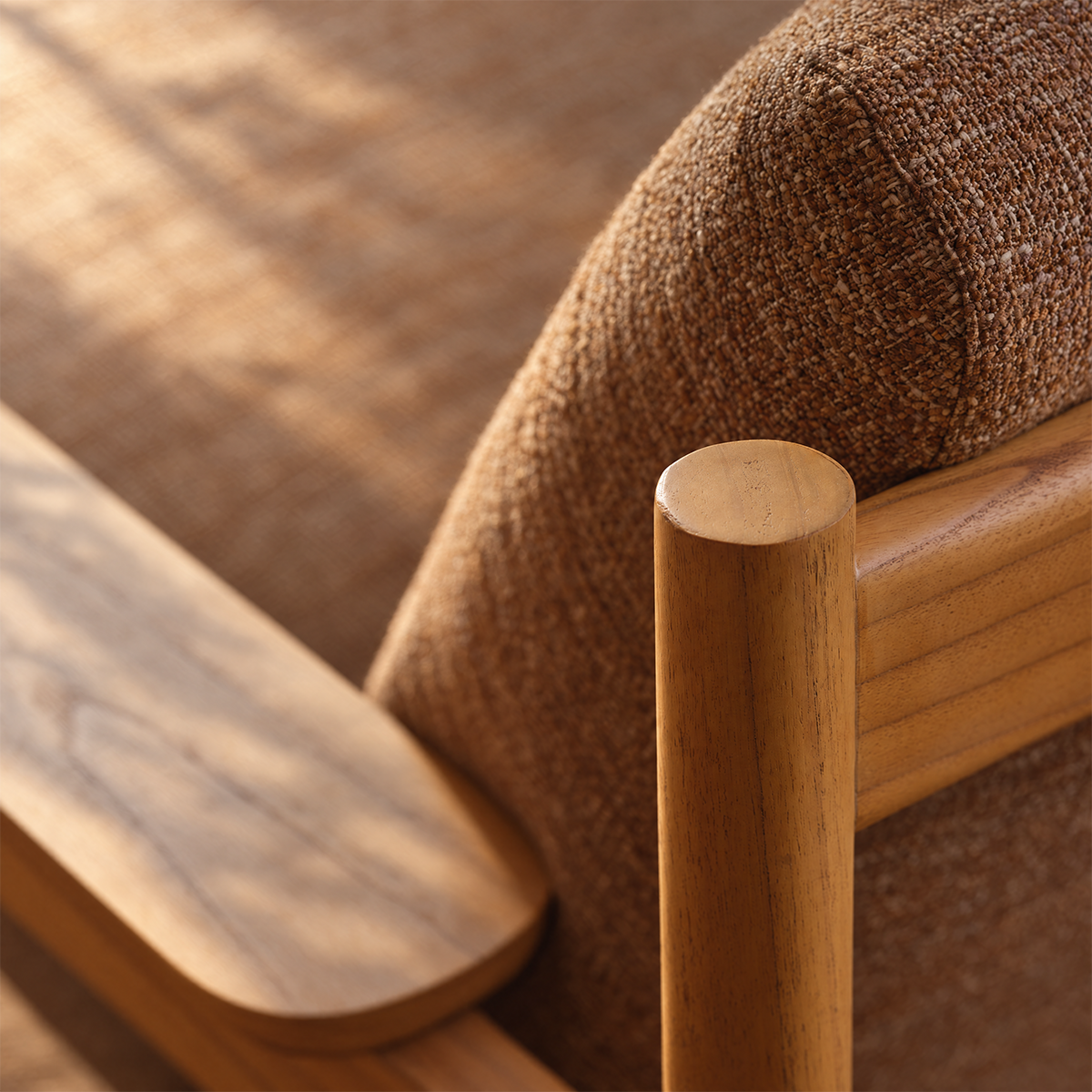 MARCEL - Sillón de madera maciza de mindi natural y tejido texturizado color capuchino