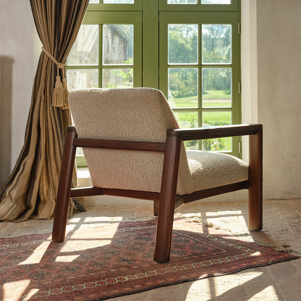 GABRIEL - Sillón de madera maciza de mindi y tela bouclé en color topo jaspeado