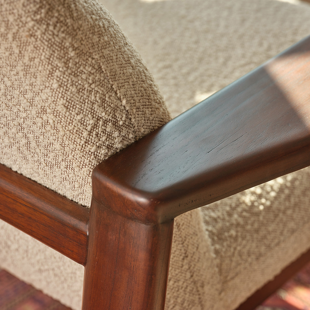 GABRIEL - Sillón de madera maciza de mindi y tela bouclé en color topo jaspeado