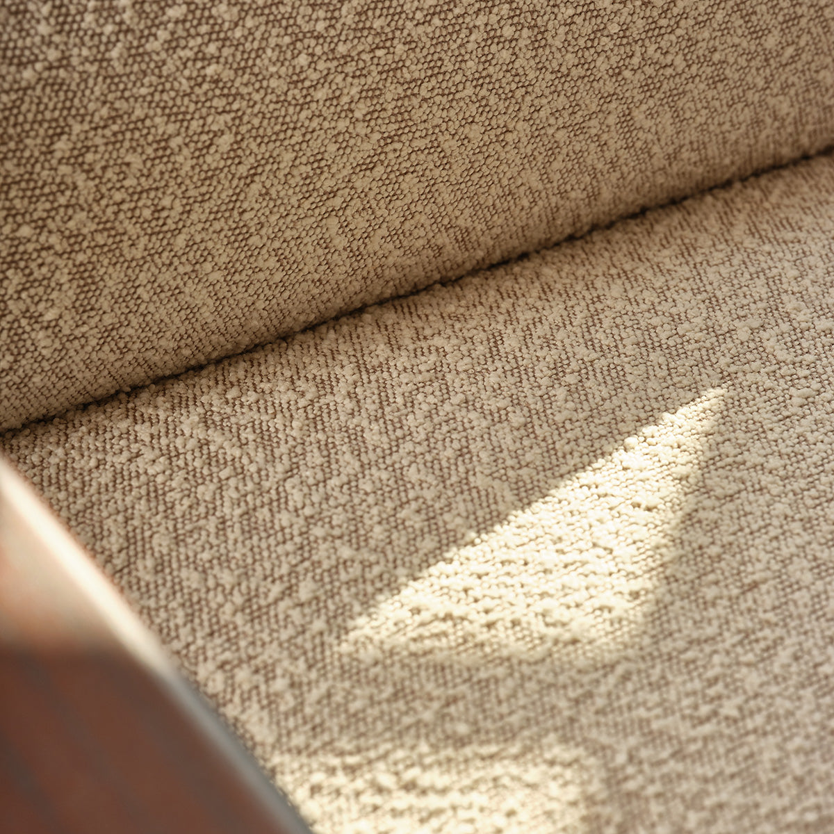 GABRIEL - Sillón de madera maciza de mindi y tela bouclé en color topo jaspeado