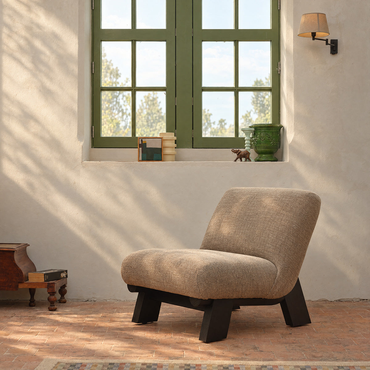 ANOUK - Sillón de madera maciza de mindi negra y tela grisácea jaspeada