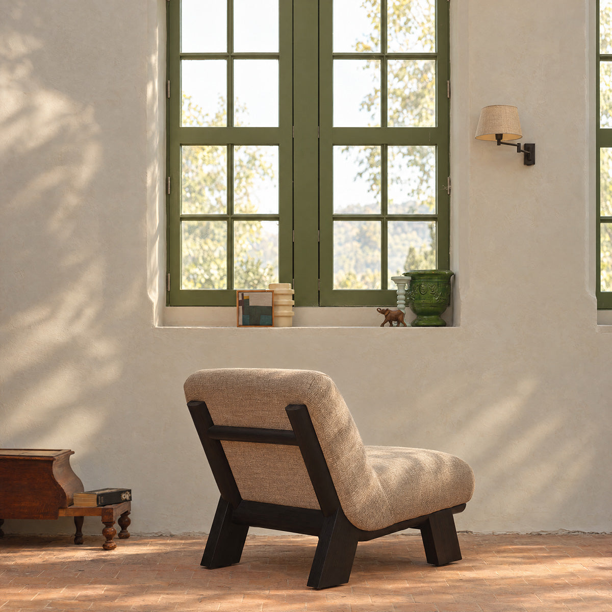 ANOUK - Sillón de madera maciza de mindi negra y tela grisácea jaspeada