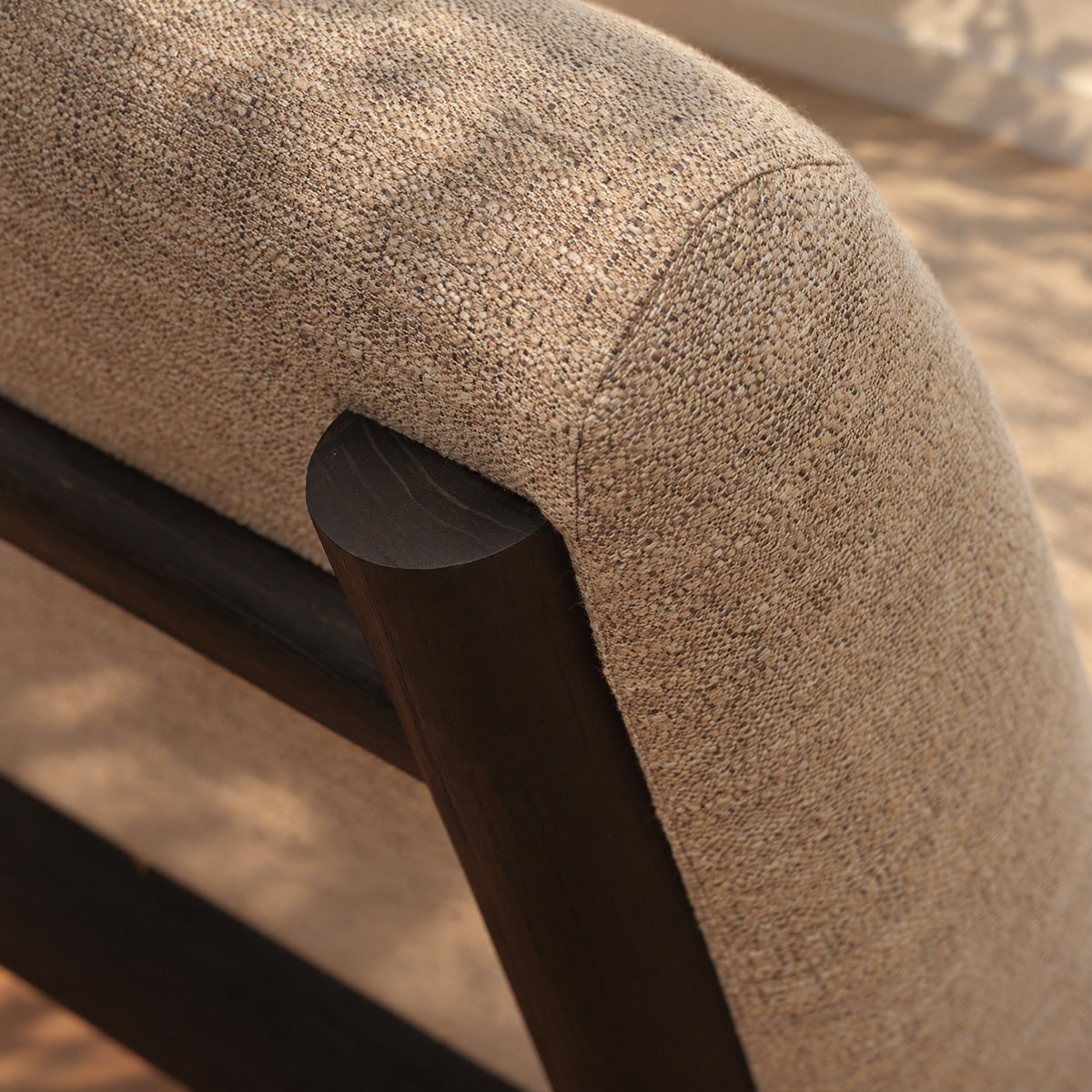 ANOUK - Sillón de madera maciza de mindi negra y tela grisácea jaspeada