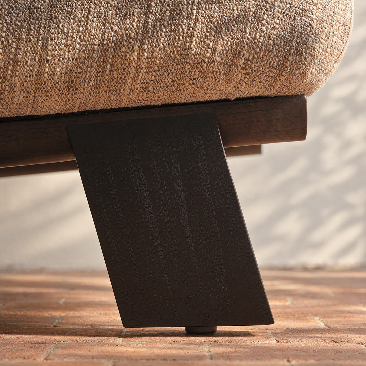 ANOUK - Sillón de madera maciza de mindi negra y tela grisácea jaspeada