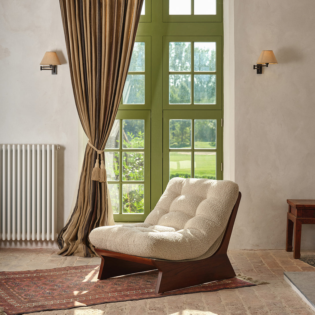 LUCIEN - Sillón de madera maciza de mindi y tela bouclé en color topo jaspeado