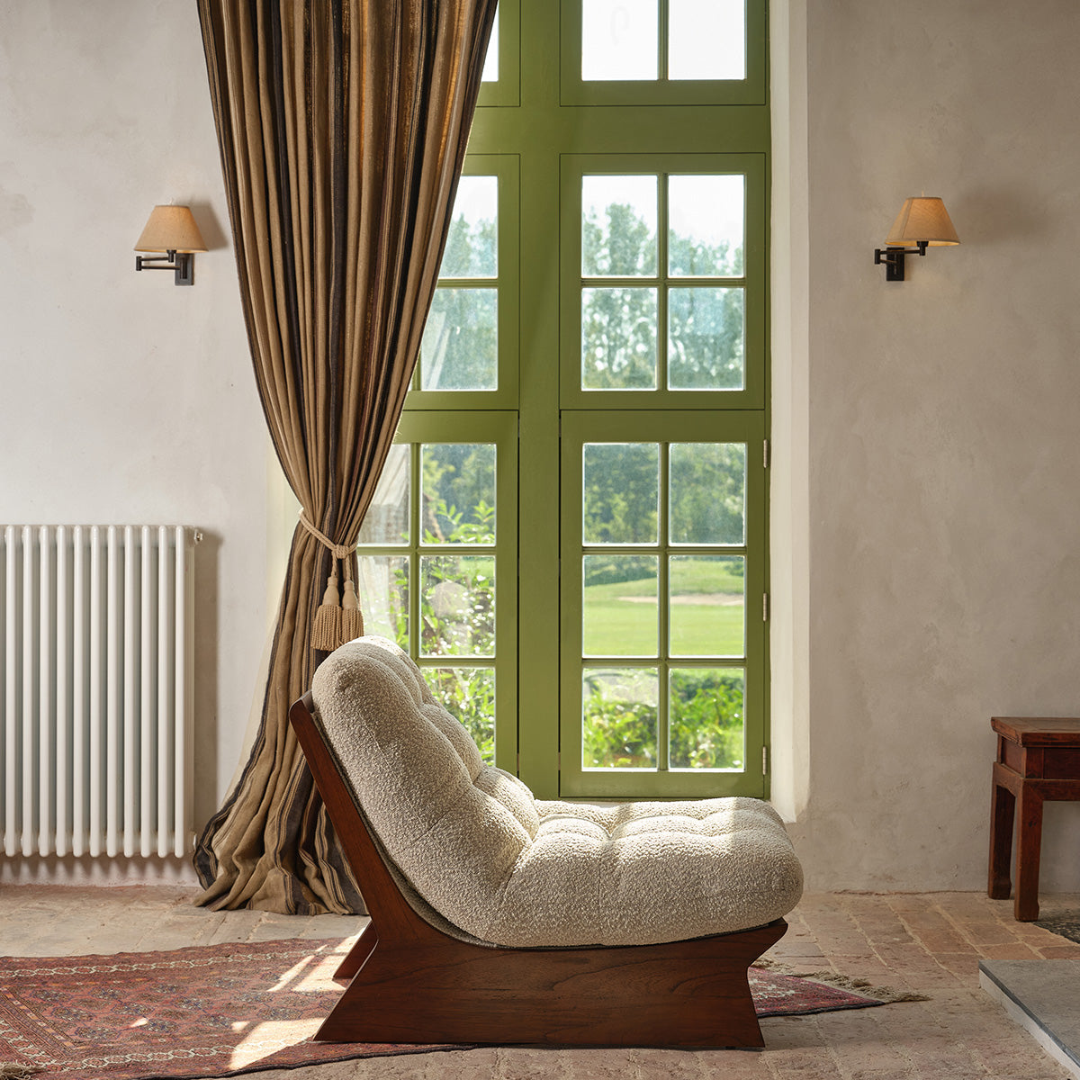 LUCIEN - Sillón de madera maciza de mindi y tela bouclé en color topo jaspeado