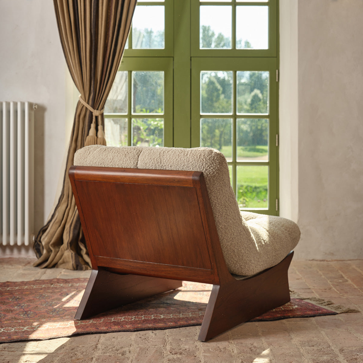 LUCIEN - Sillón de madera maciza de mindi y tela bouclé en color topo jaspeado