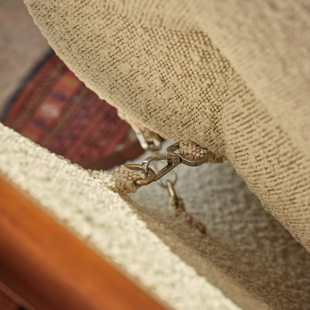 LUCIEN - Sillón de madera maciza de mindi y tela bouclé en color topo jaspeado