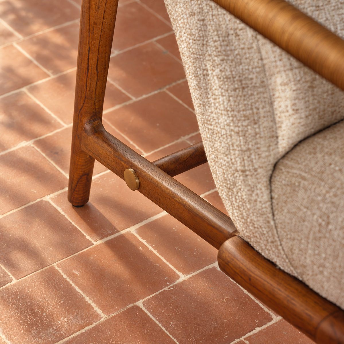 GABIN - Sillón de madera maciza de mindi, ratán y tela beige jaspeada