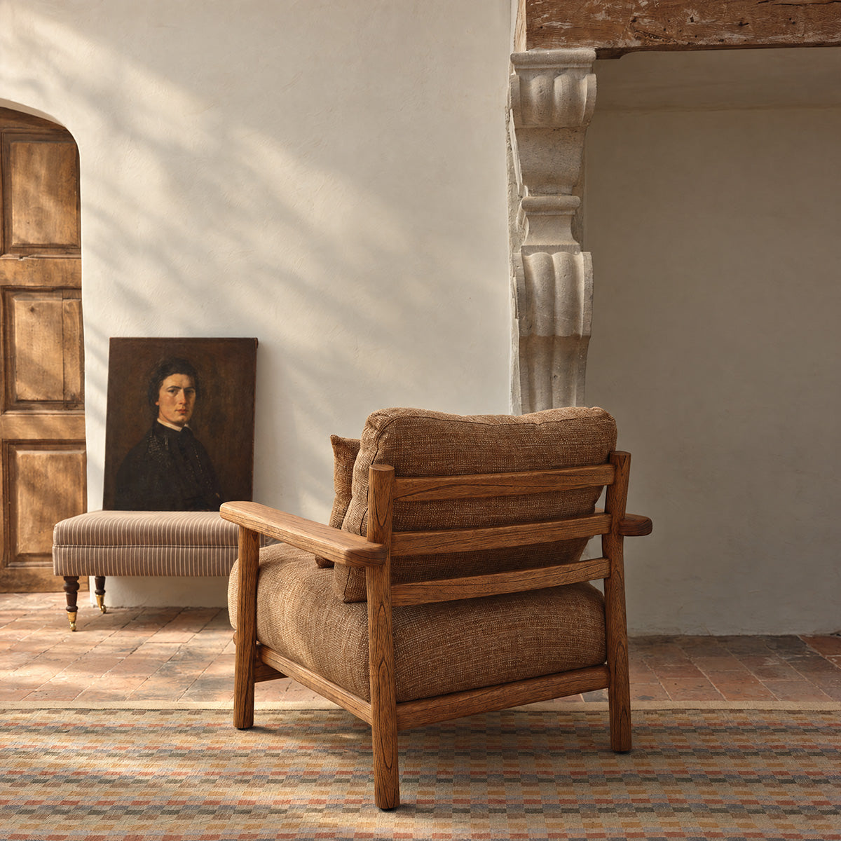 ELIAS - Sillón de madera maciza de mindi con acabado patinado y tela color capuchino