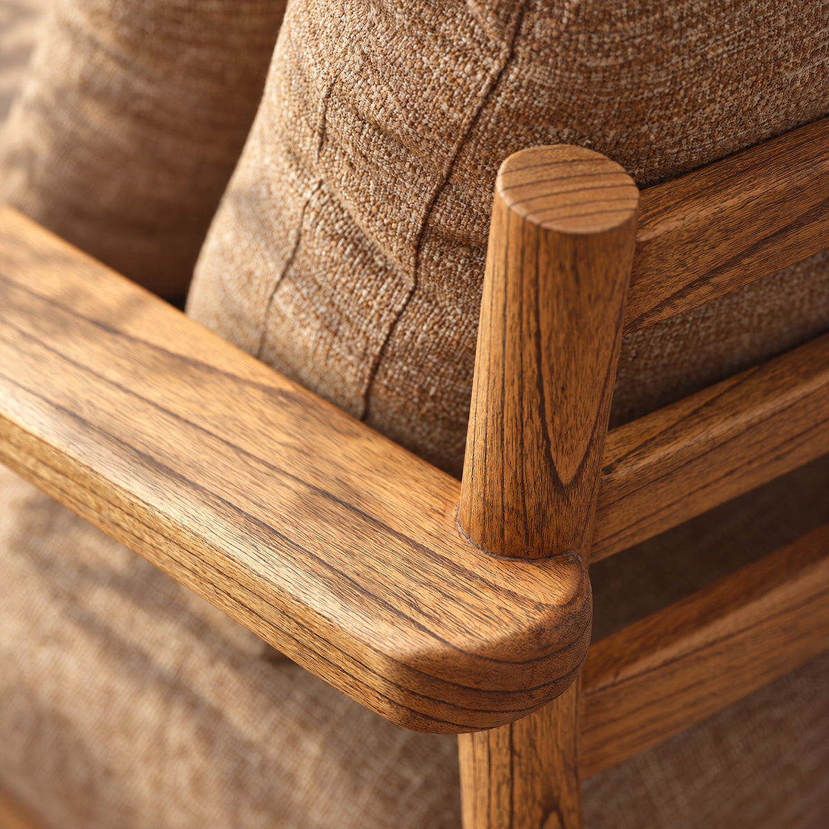 ELIAS - Sillón de madera maciza de mindi con acabado patinado y tela color capuchino