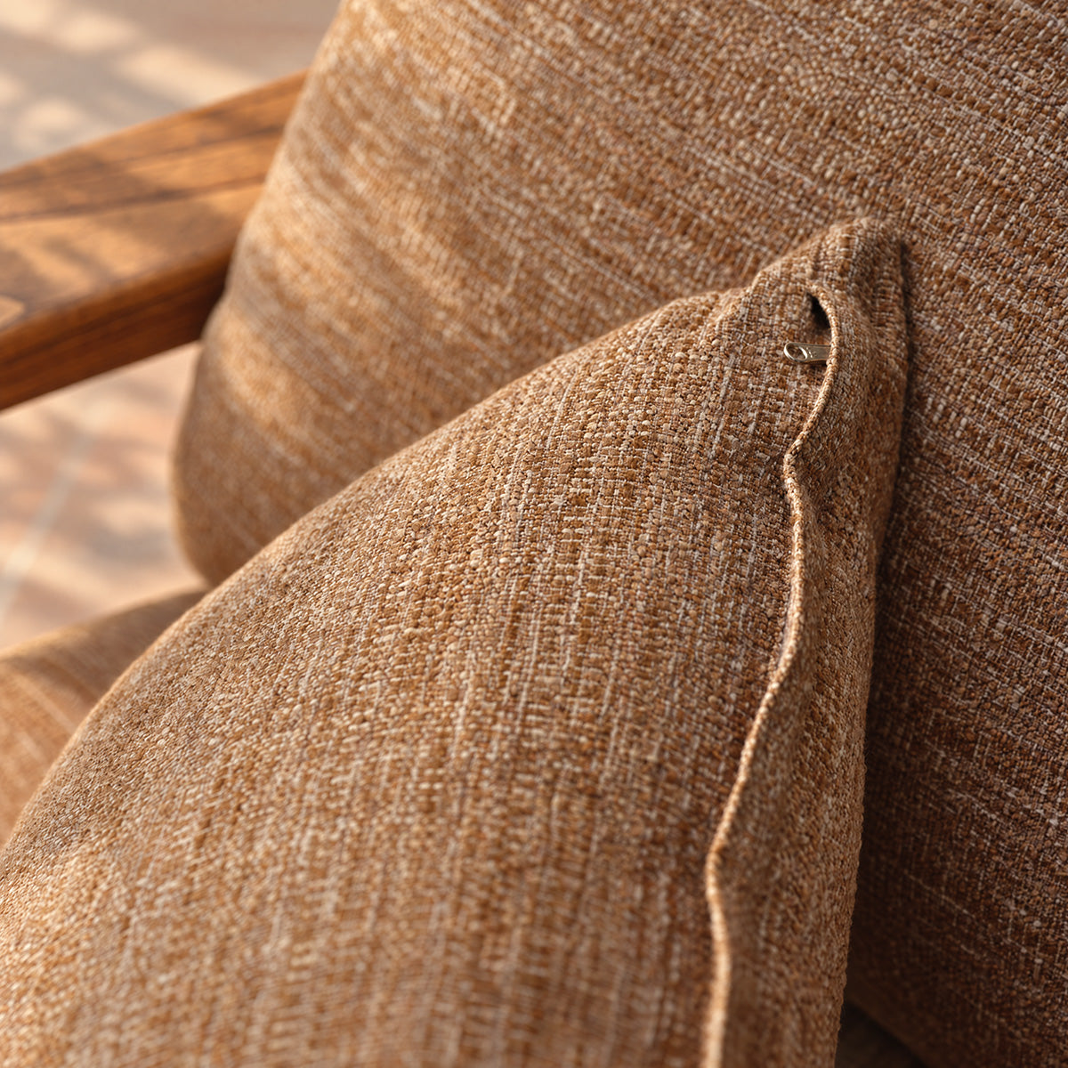 ELIAS - Sillón de madera maciza de mindi con acabado patinado y tela color capuchino