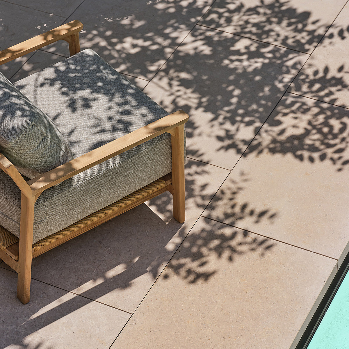 PIANA - Sillón de jardín de teca maciza con cojines grises jaspeados