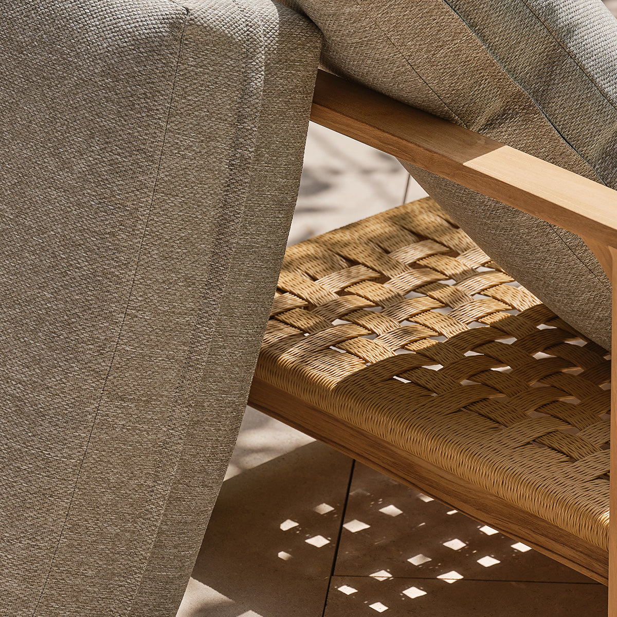 PIANA - Sillón de jardín de teca maciza con cojines grises jaspeados