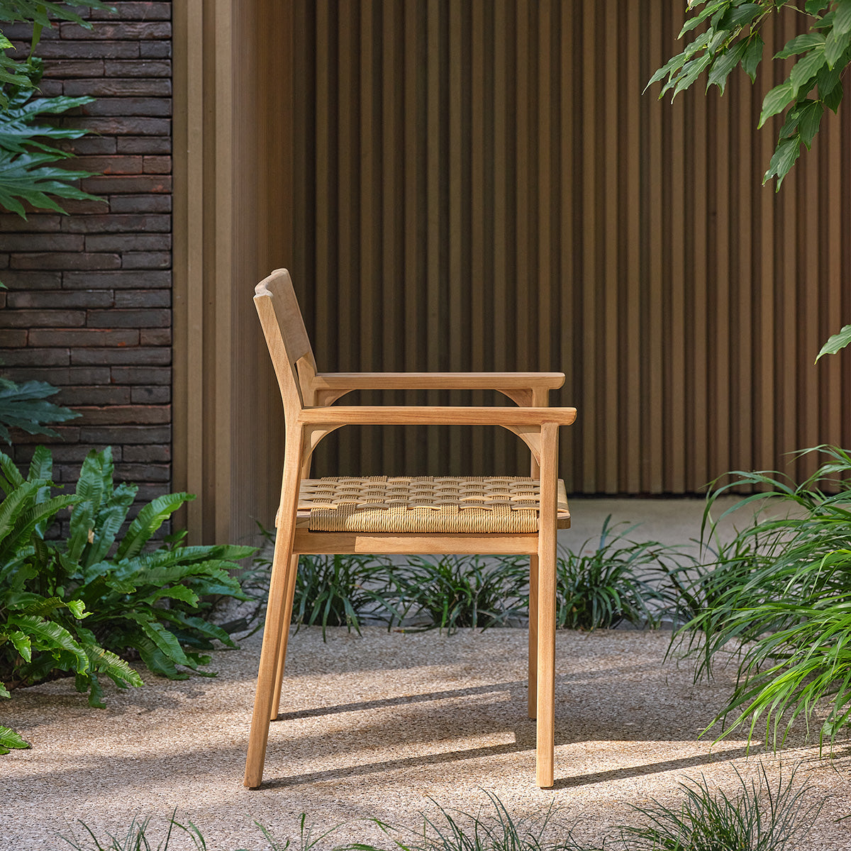 PIANA - Sillón de jardín de teca maciza y ratán