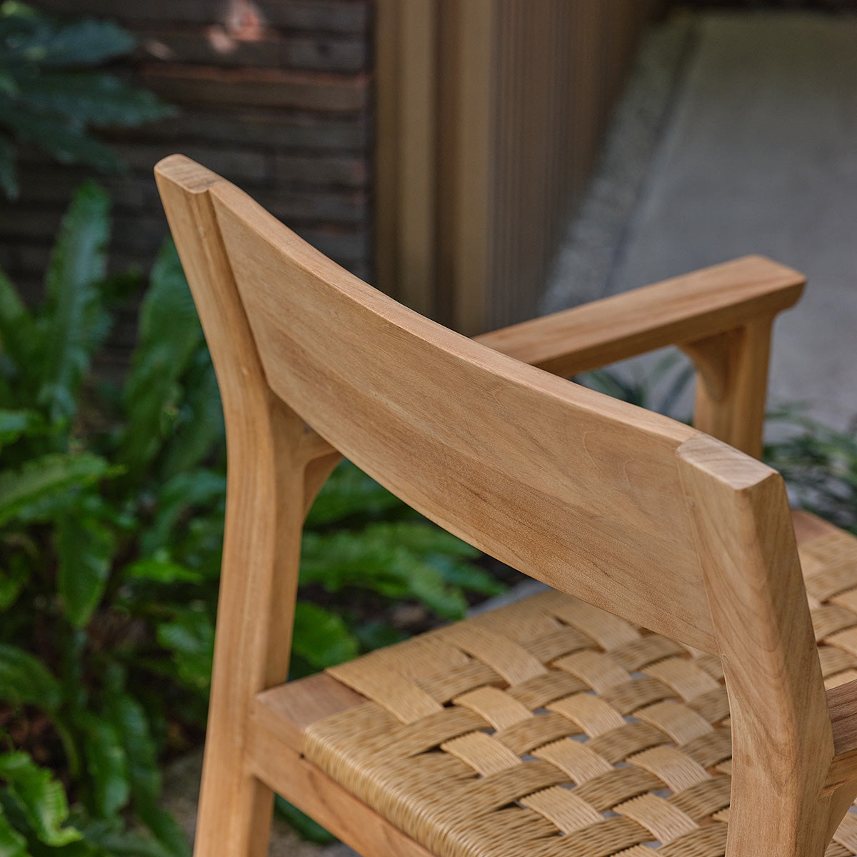 PIANA - Sillón de jardín de teca maciza y ratán