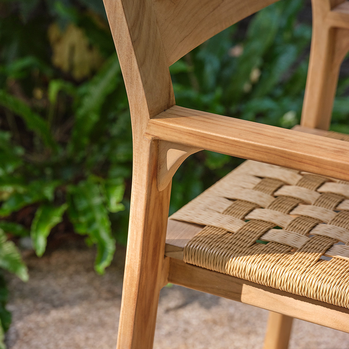 PIANA - Sillón de jardín de teca maciza y ratán