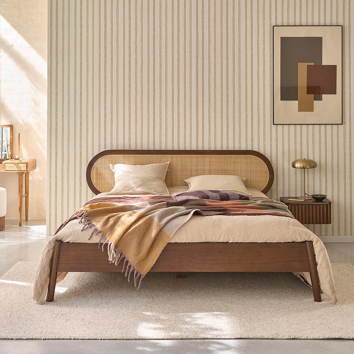 LILA - Cama de madera de mindi y rejilla con acabado nogal 160 cm con somier