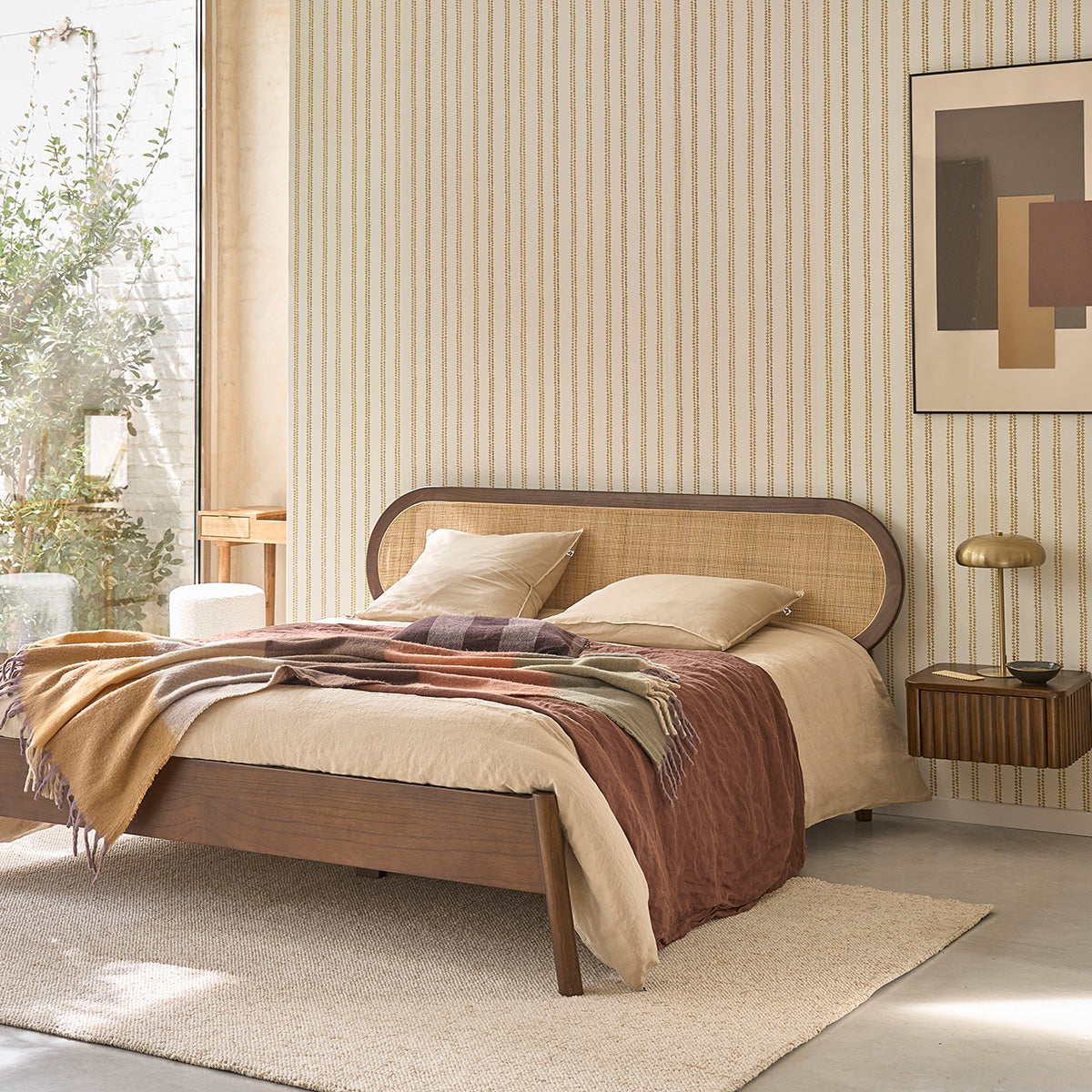 LILA - Cama de madera de mindi y rejilla con acabado nogal 160 cm con somier